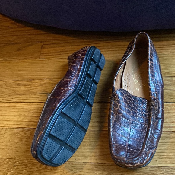 Liverpool Leather Flats - Picture 2 of 2